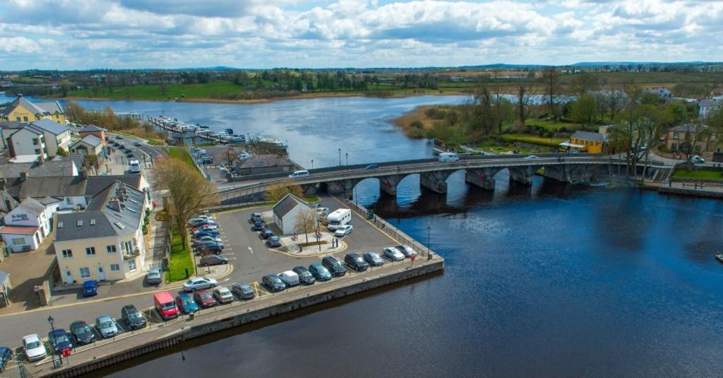 24 Beds In Carrick On Shannon Экстерьер фото